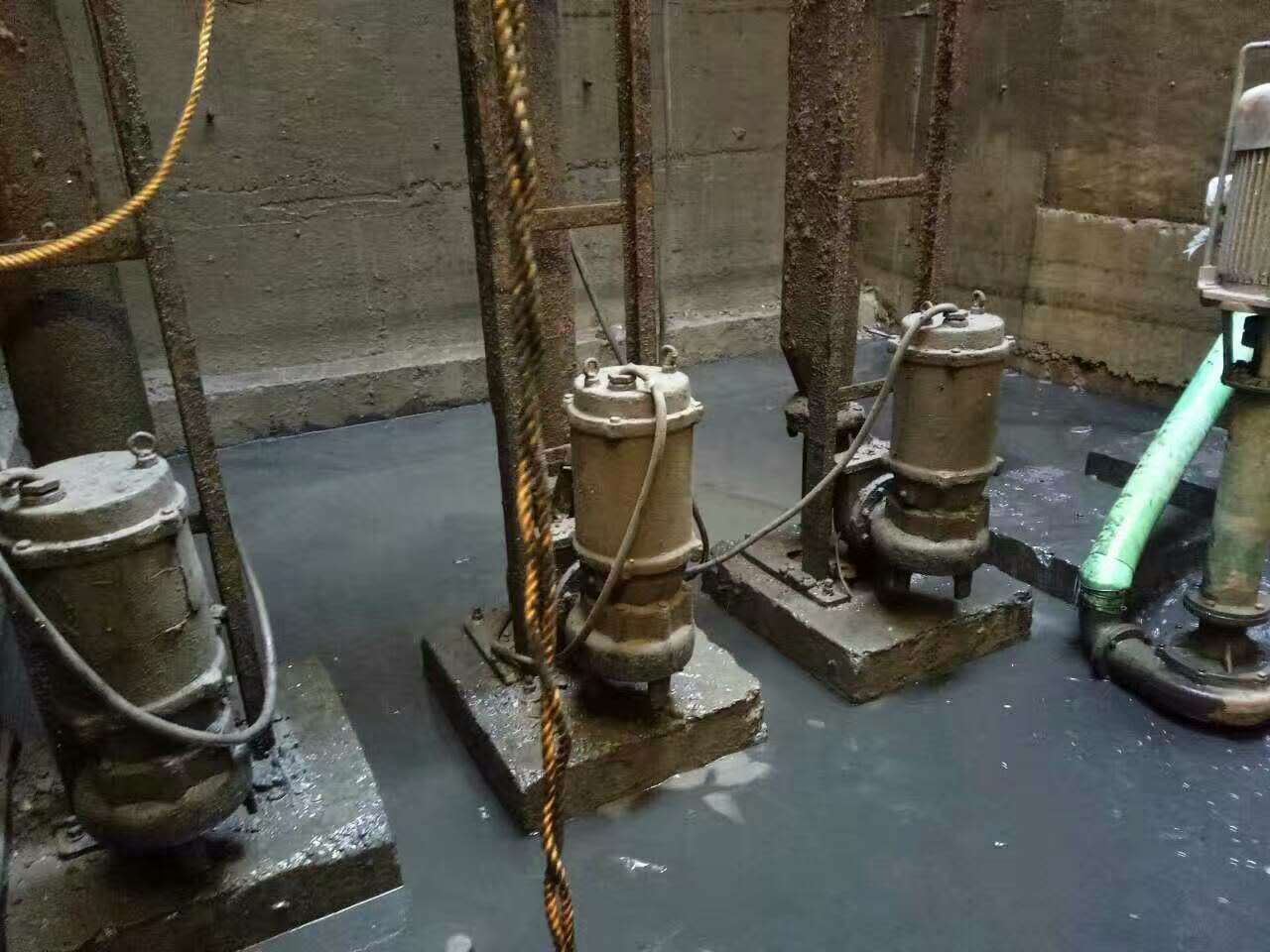 迎泽污水池清理