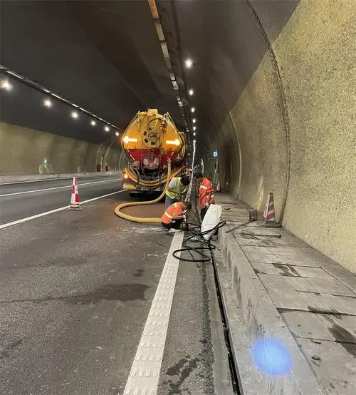 迎泽隧道排水渠清淤